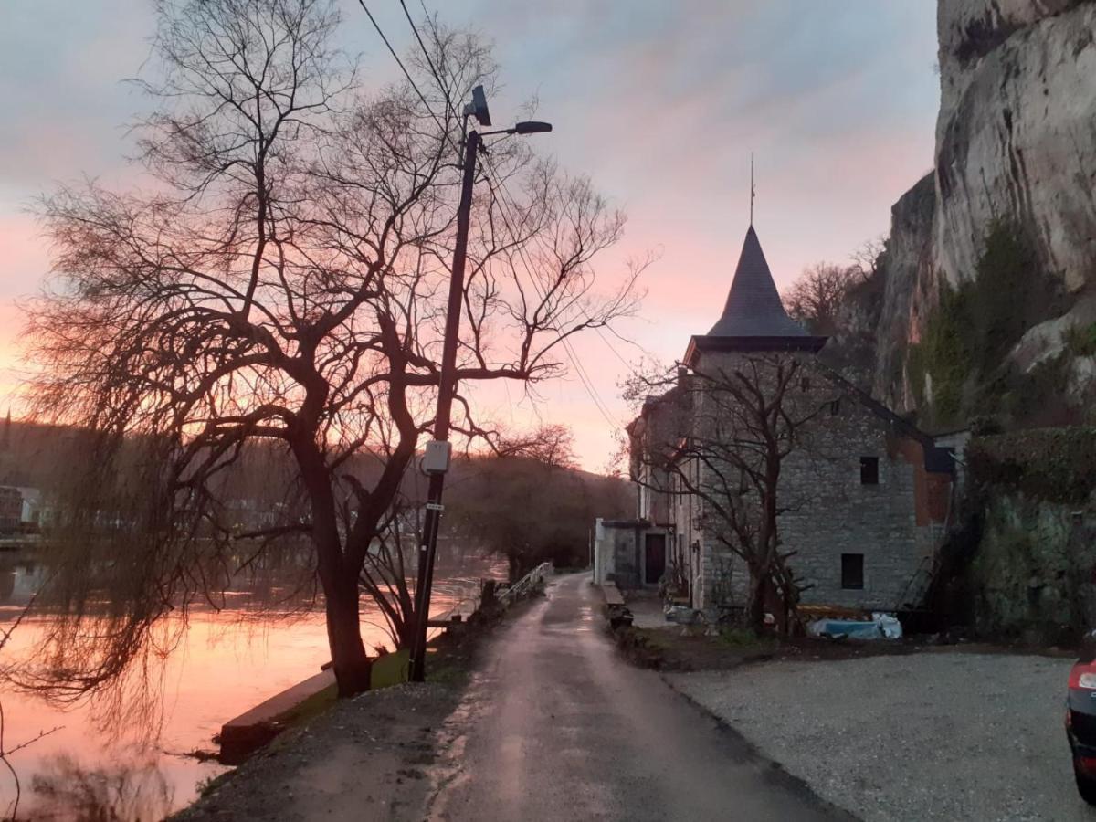 Вилла Pieds Dans L'Eau Private Wellness Bordure De Meuse Люстен Экстерьер фото