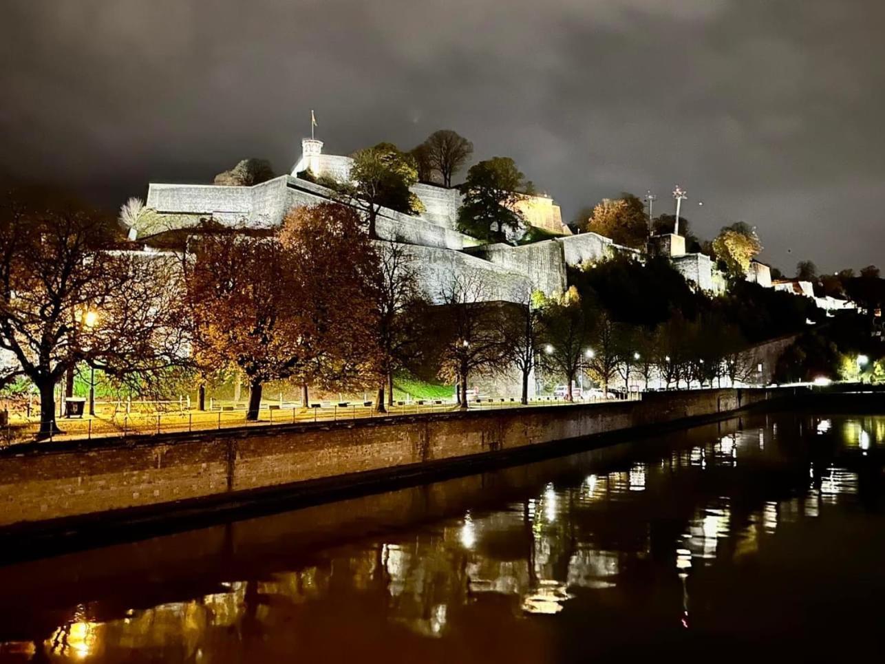 Вилла Pieds Dans L'Eau Private Wellness Bordure De Meuse Люстен Экстерьер фото