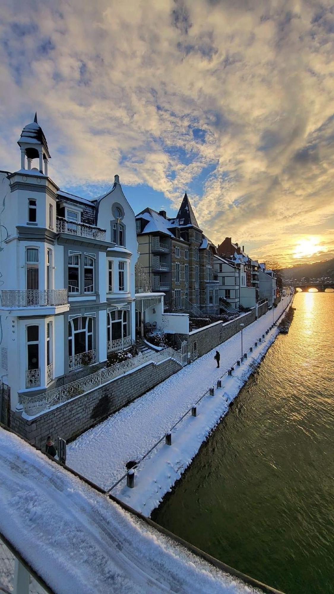 Вилла Pieds Dans L'Eau Private Wellness Bordure De Meuse Люстен Экстерьер фото