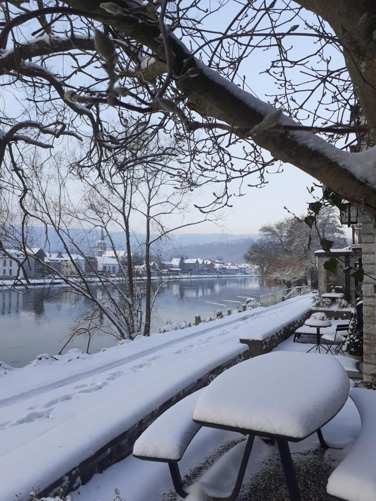 Вилла Pieds Dans L'Eau Private Wellness Bordure De Meuse Люстен Экстерьер фото
